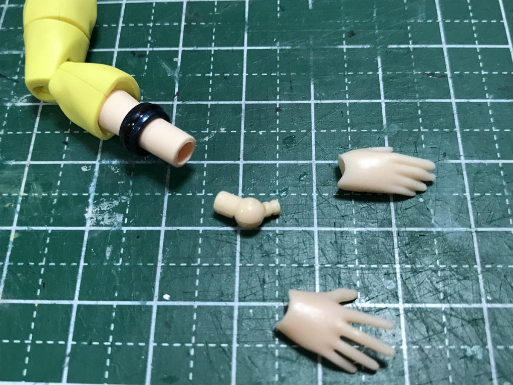 腕側の穴を、ピンバイスで直径3mmに広げることでFA:G用のジョイントを接続できます。