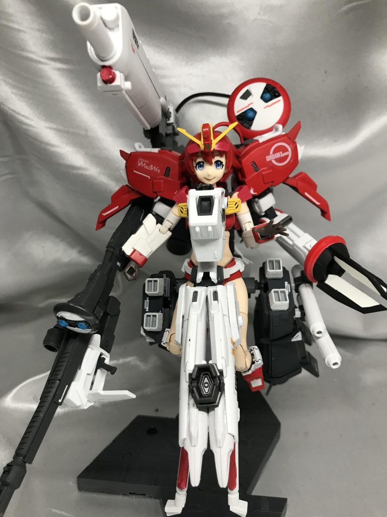 ナミさんは丸々生かし、ExSガンダム部分は副碗とし、武器もそちらが持っています。正面から見るとナミさんと装備の肩が重なってそれっぽく見えます。