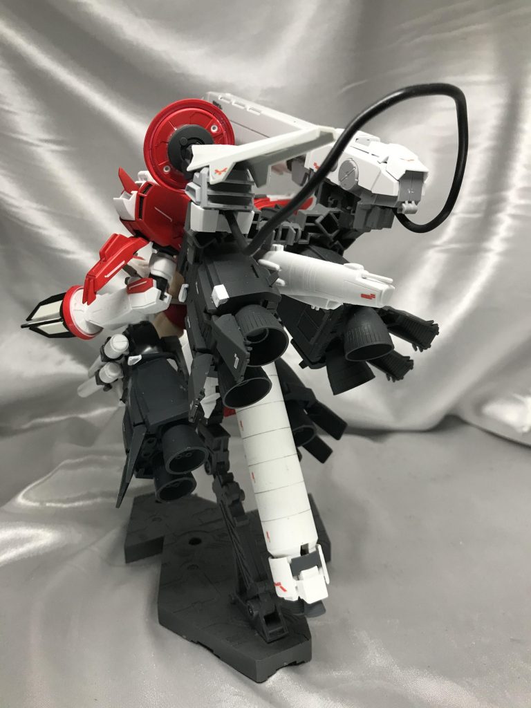 後ろ。ビームキャノンとレドームをつなぐケーブルは設定では白なのですが、個人的趣味で黒に変更しました。