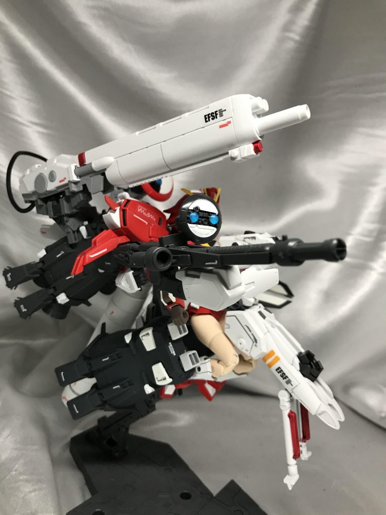 れ、レドームが顔に…顔に…武器はMGのνガンダムHWSのメガビームライフルをそのまま乗っけました。スマートガンはほぼ素組、レドーム部分を塗り分けたりレンズをクリアにしたくらいです。