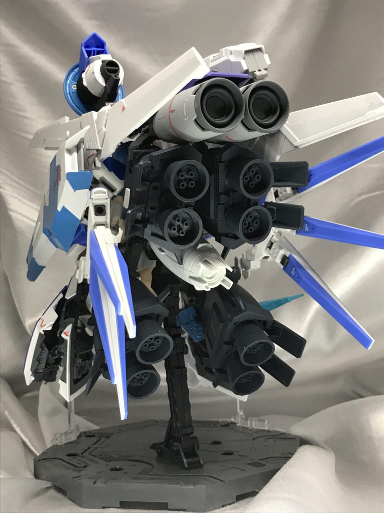 背後は圧倒のバーニア群。ファンネルの形状と配置でHiνガンダム感出てます。