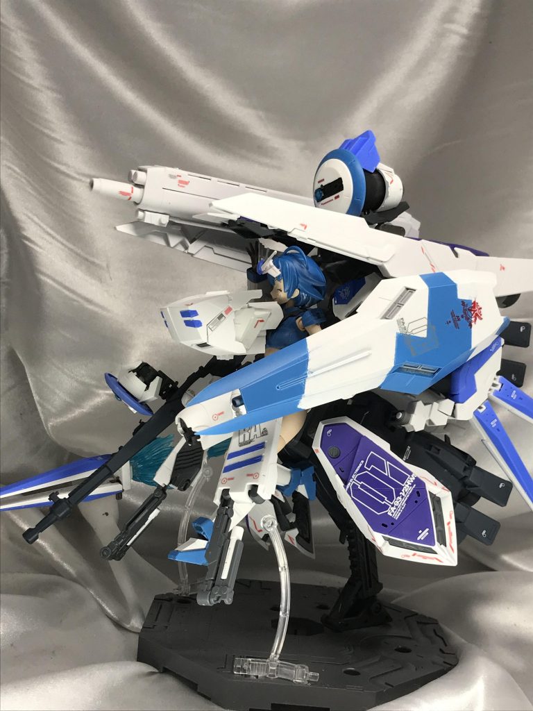 装備はHWSですが、盾はHiνガンダムの特徴的な迷彩(?)柄のシールドにしました。最初は青の色彩を統一しようと思ったのですが、各部微妙に違うのが見てて面白かったんでそのまま採用しました。