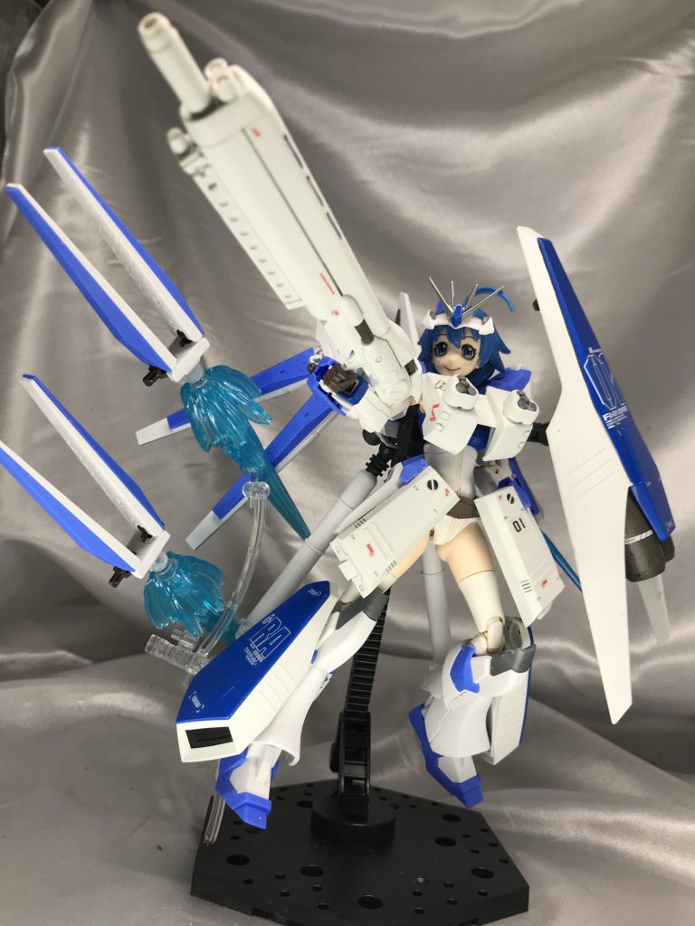 腕関節は固めなので、メガビームライフルくらいなら難なく構えられます。ファンネルは定番のジェットエフェクトで展開状態に。これ最初はチープかな、と思ったんですが、使ってみるとファンネル装備系はこれあるとめっちゃ映えます。