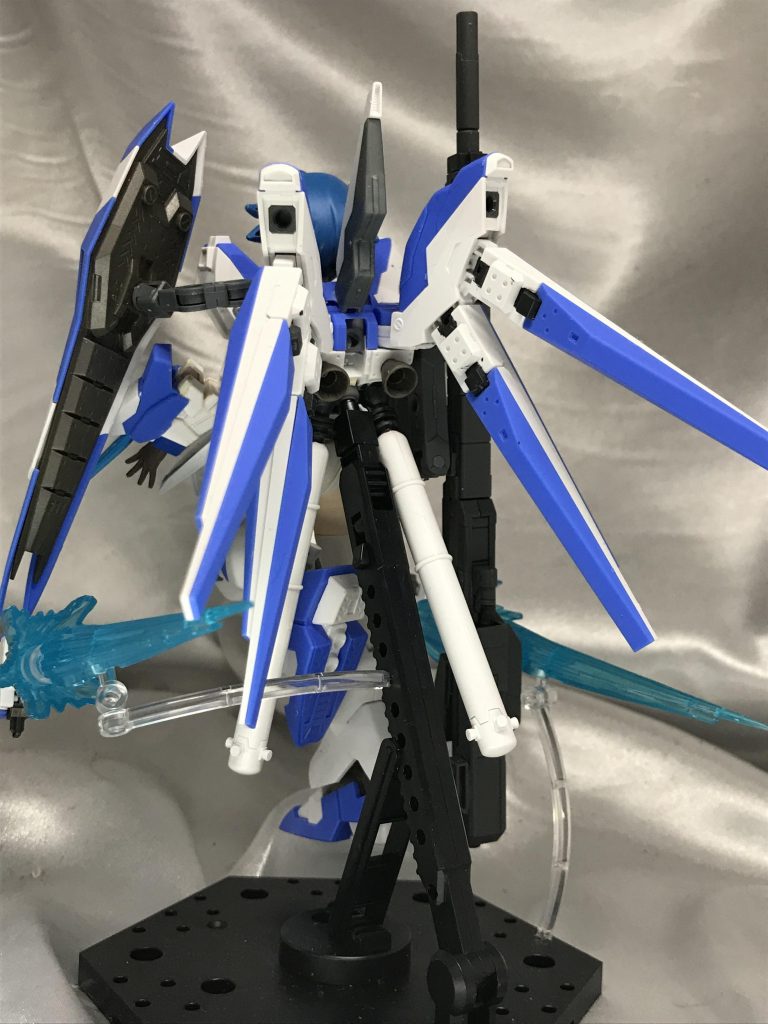 背中はナミさんのバックパックを切り詰めてHiνガンダムの背中を接続しました。背部中央のスタビライザーはナミさんの頭があると隠れてしまうので接続位置を変更、さらに上にして見えやすくしました。