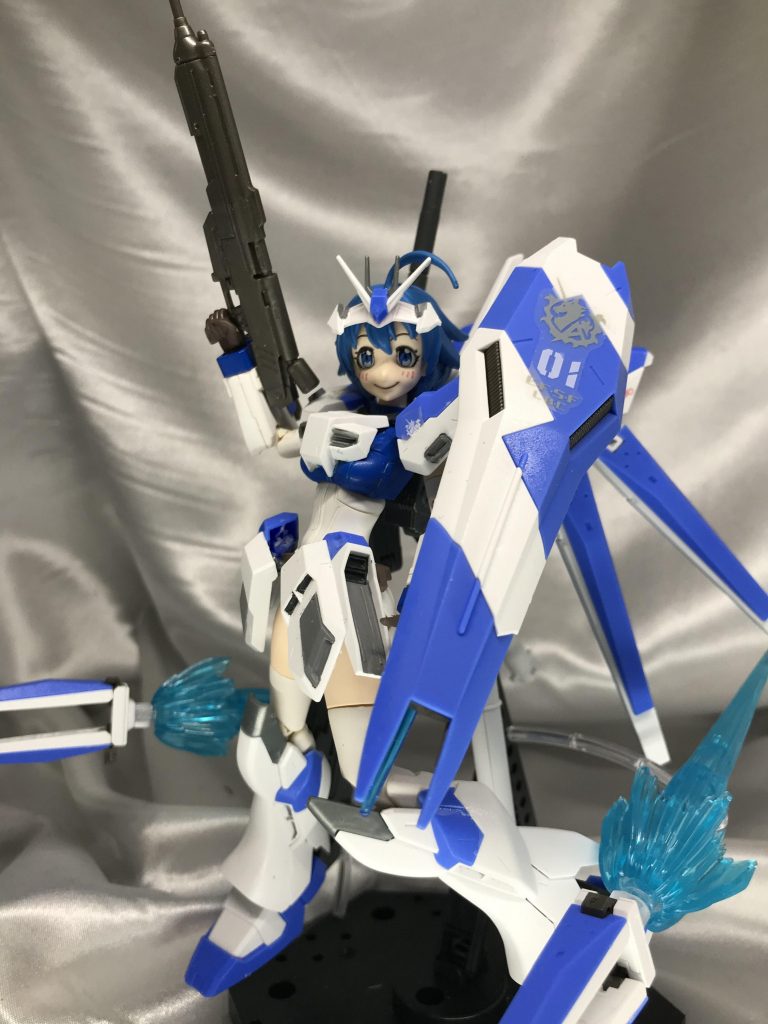 特徴的なシールドは腕ではなく背中から伸びるアーム接続。この方が腕に負担かからないしポーズに上手く追従させられるので好きです。胸部のなじみが本当に良くて気に入ってます。