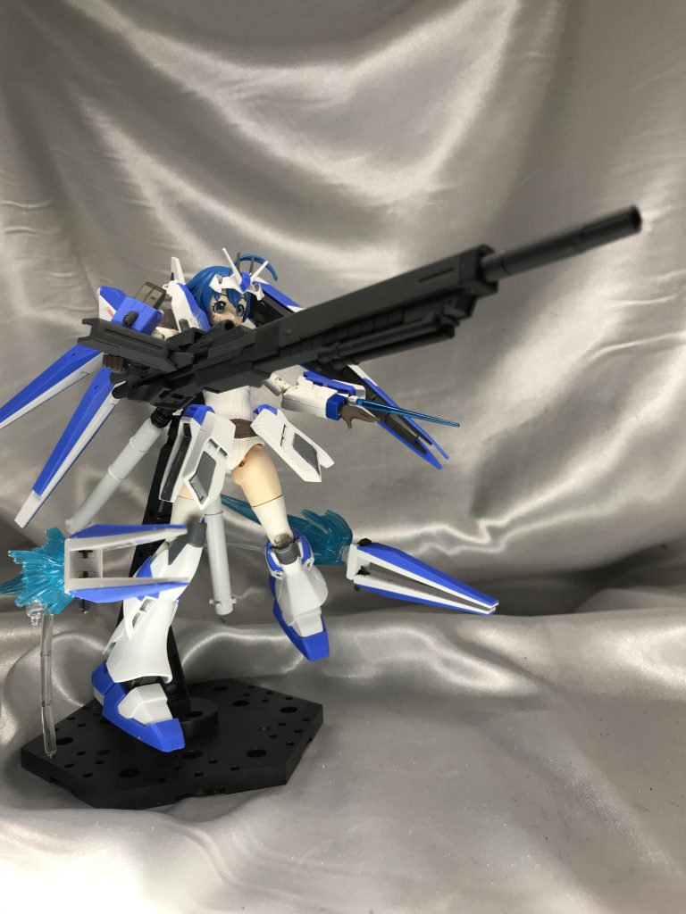 そして本命、メガバズーカランチャー。市販のウェポンセットからそのまま装備させてます。設定画のランチャーとは異なりますが、そこは雰囲気ってことで(笑