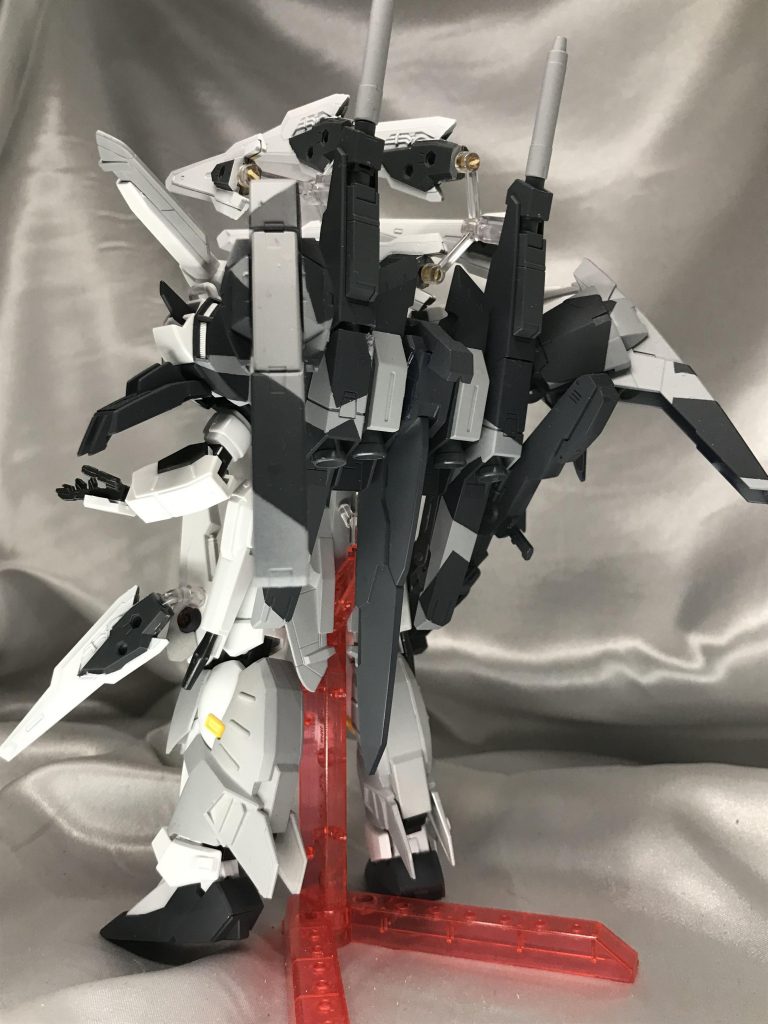 背後。バックパックが特徴的なMSのEｘSなんで、ライトニングバックウェポンシステム MK-IIに変更、ゼニスソードビットはバックパックからクリアランナーで接続しています。