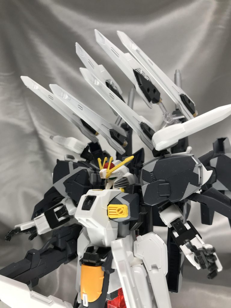 ソードビットシステム”Zenith”この8本のソードビットが近づく敵機をガンガン切り裂いていくイメージです。イメージ参考は某ものづくりアクションゲームの最強近接武器から。ビットメインの戦闘なんで手は平手です。