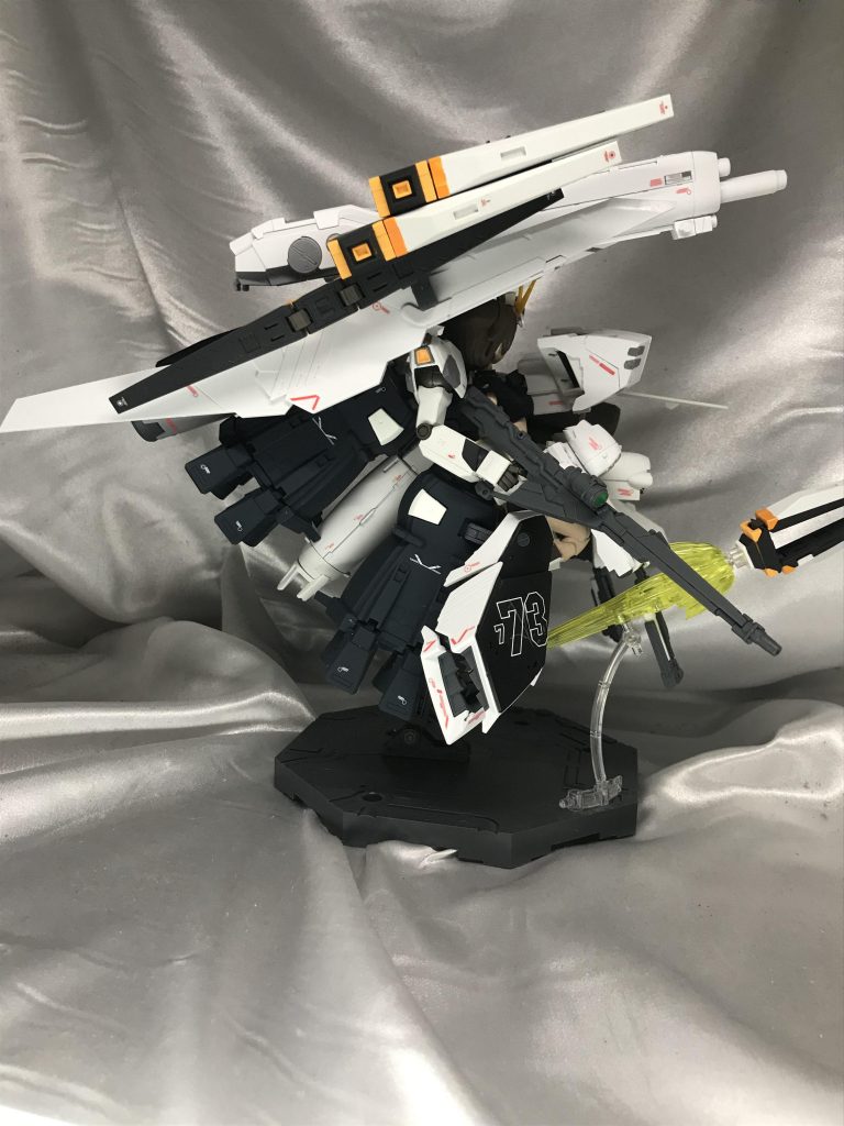 実はファンネルがくっついています。片方はジェットエフェクト付きディスプレイにしてます。サブアームがもっているのは少し時代背景が異なりますが、デルタカイのビームライフルを持たせてます。