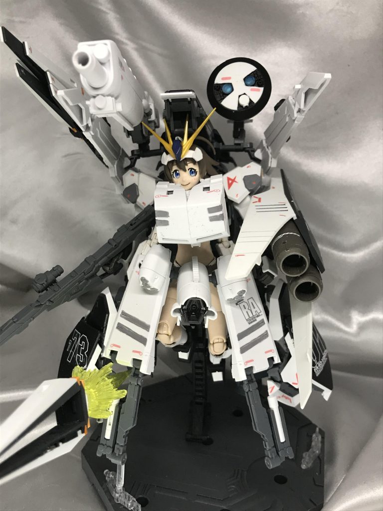 正面から。正面からとらえるとしっかりνガンダムHWSに見えるよう配置しました。ナラティブA装備で気に入っていたので、下腹部にはハイメガ砲を装備してます。