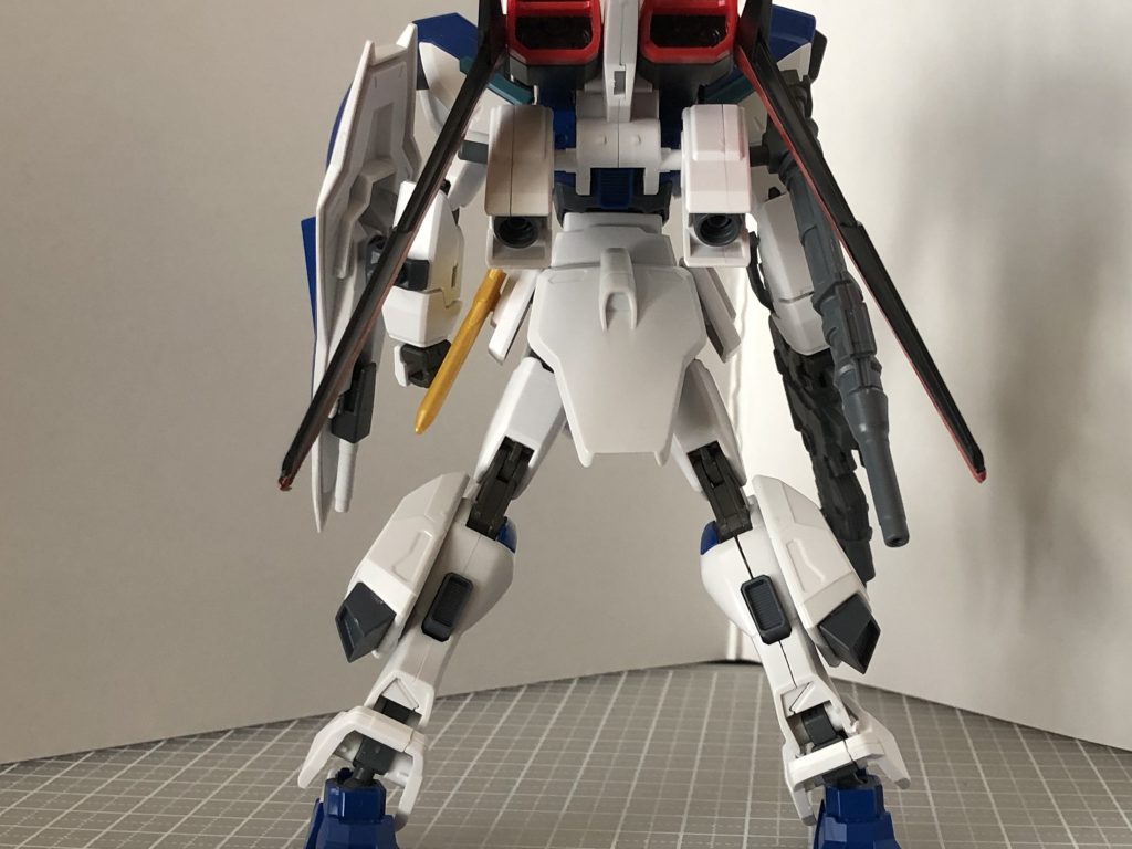 背面。基本的にはエールですが下部に少し変更を加えました。Gエグゼスのバックパックを取り付け、その横にライフルの砲身などを取り付けられるように3ミリ軸を取り付けた形ですね。ウィンダム本来のストライカーパックでも良かったのですが、軸も穴もなく拡張性の幅が狭く、オリジナリティが出せないと思いエールにしました。色はあんまあってない気がしますね。塗装を覚えなければ…チラッと見えますが、リアアーマーにイージスナイトのビームレイピアを懸架してます。