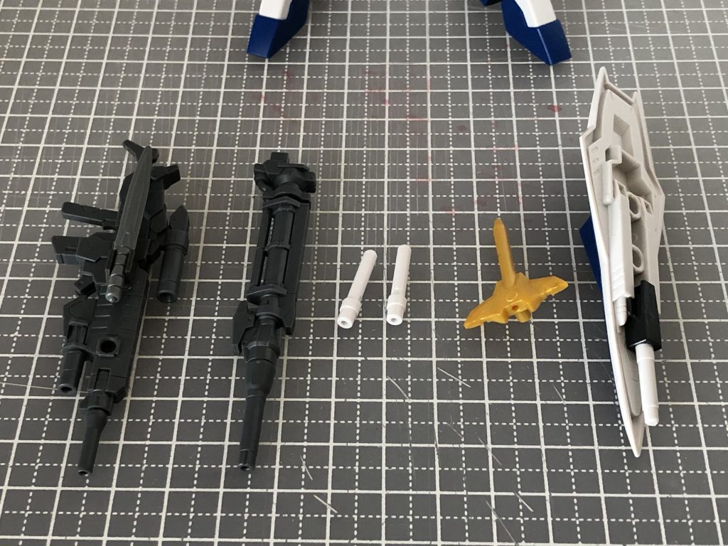 武装。左から中距離用の可変式ビームショットライフル。砲身を変更して長距離用のビームロングライフル。エールにセットされているビームサーベル×2。ビームレイピア。(ジェネラル専用装備)指揮官用エアリアルシールド。内側にはミサイル2個とビームサーベルが隠されています。全体的に白兵戦特化の装備になってますね。剣多すぎ