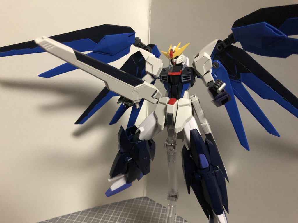 腰のビーム砲を構えて1枚。ウイングも展開しました。脚部のサイズも相まってこういう大き目の装備も違和感なく似合いますね。