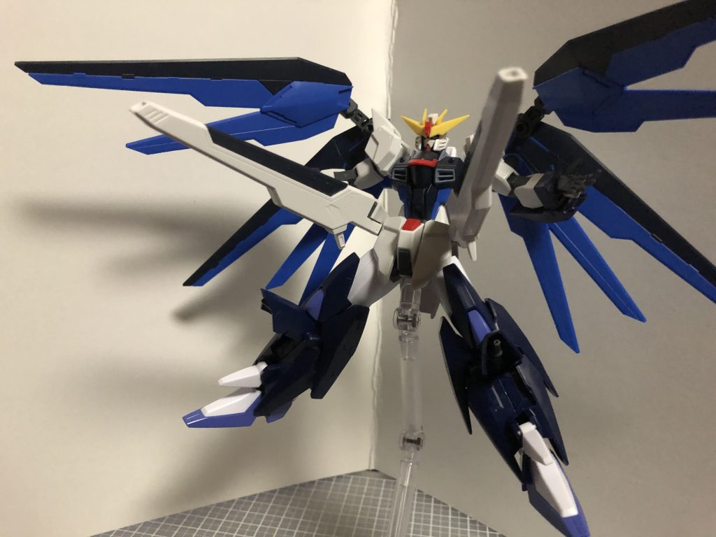 ビーム砲2門、脚部のキャノン2門の計4門によるフルバーストです!フリーダムよりいくらか少なくはなりますが、十分な威力を発揮するでしょう! 話は逸れますが、脚部のキャノンの展開機構かっこいいですよねぇ!アニメ見る限り結構な威力あるみたいですし。