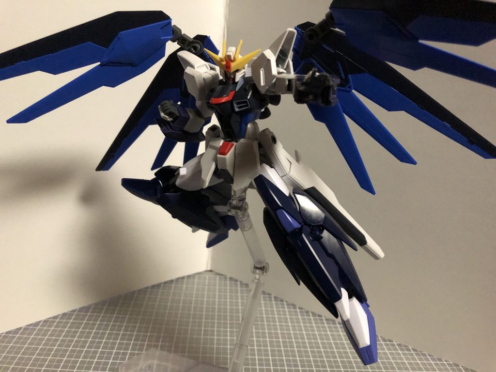 シンプルに格闘ポーズで1枚。まだ主力武装が決まっていないだけですが、このガンプラは今のところ格闘メインになってます。