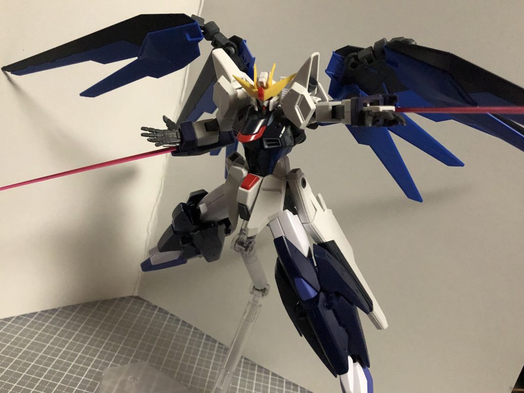 トライエイジマグナムの腕部ビームサーベルで1枚。ウイングをはためかせて、空中戦を行っているイメージです!チラッと腰のビーム砲に装備されたビームサーベルが見えてますね。