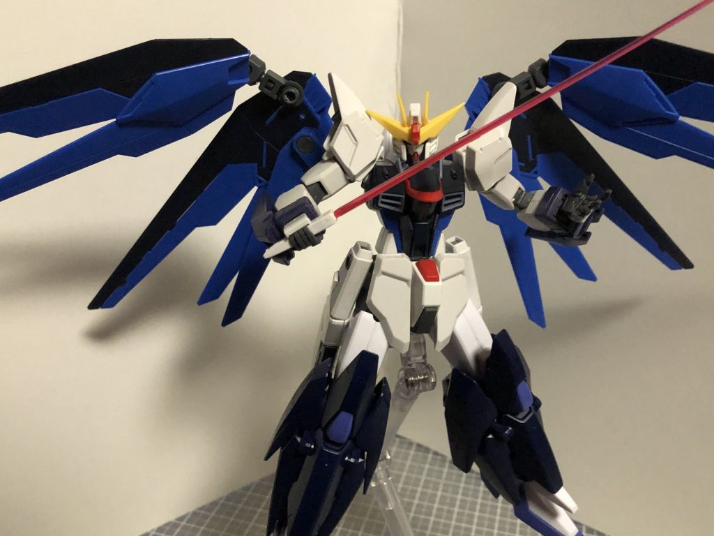 腰のビーム砲に1本づつ計2本のビームサーベルを収納してます。画像では全然見えませんが…。とりあえずビームサーベル1本で1枚。基本的にこのガンプラにはビームライフルやシールドは無く、大振りな武装がメインになりますね。