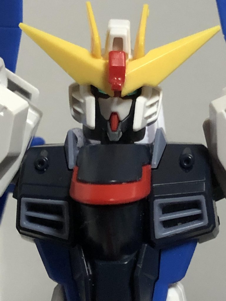 ここからはヘッドパーツの紹介です!フリーダムの面影無くない?と思われるかもしれませんが、一応ヘッドパーツを覆う白のパーツと細い方のアンテナがフリーダムのパーツになります。そしてフェイスがAGE-2、どでかい存在感のアンテナパーツがテルティウムのものになります!めちゃくちゃイケメンじゃないですか!?元々AGE-2がイケメンなんで、当然っちゃ当然なんですがね。凄くヒロイックな印象になりました。