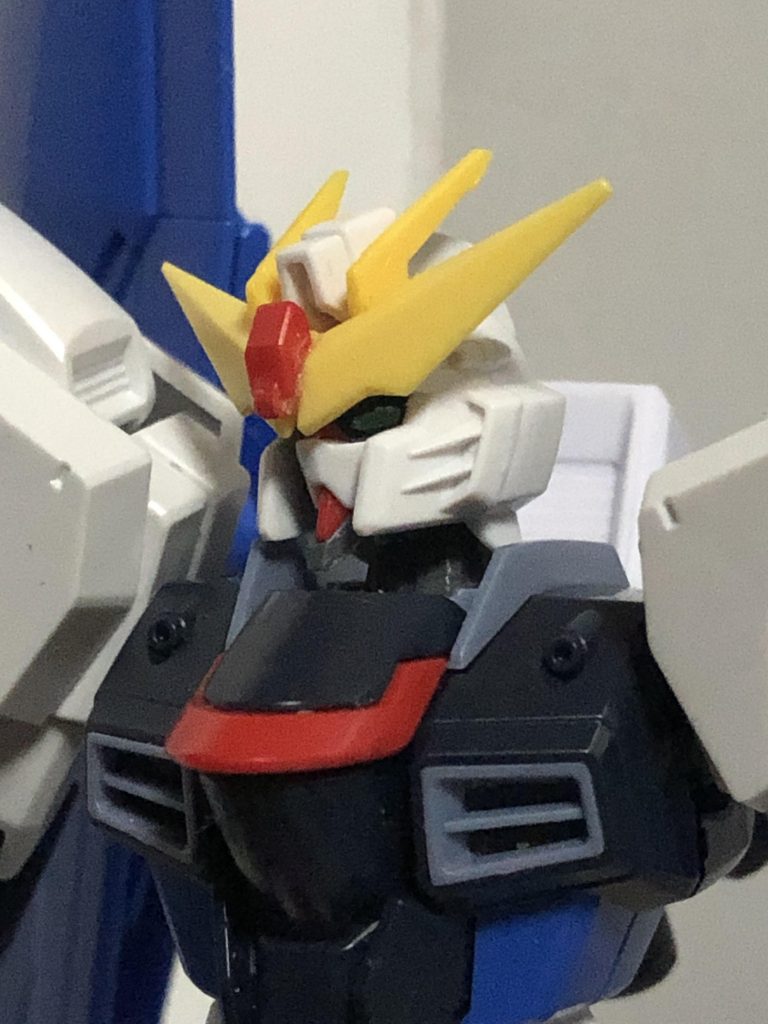 側面からも撮っちゃいました。赤いパーツが幾分ちっちゃいので、接着が難航しまして少し汚くなっちゃいましたね…。でもやっぱりかっこいいです!今回の投稿は以上になります!ここまで見て頂きありがとうございました~!次はこのガンプラの主力武装を作れればそれを上げたいですねぇ。