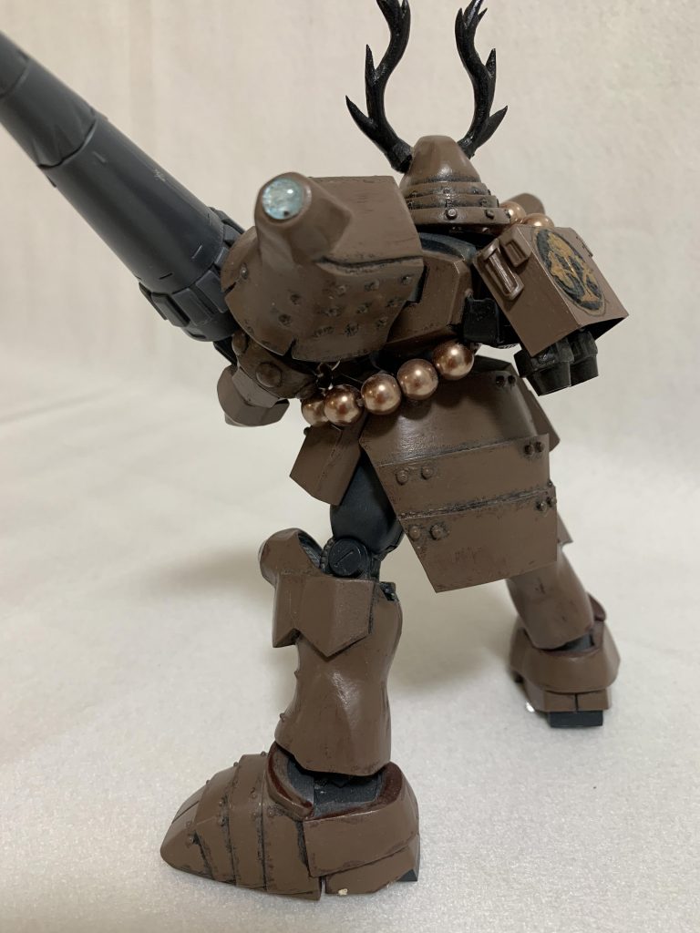 ベースとなったMSはほとんどフレームぐらいを流用し、8割ほど外装は造り直しています。当時、なぜこのMSをベースに忠勝を作ろうと思ったのかは記憶の彼方で不明です。たぶん安売りで半額だったとかそんな安易なものだったのではないかと・・・。全身、エポキシパテと各種プラ板・プラ棒のカタマリ。装甲の鋲は100均にあるデコ素材。巨大な数珠も100均のアクセサリー素材を使用しています。 