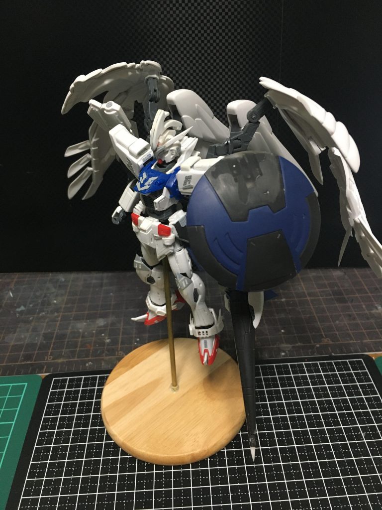 塗装前状態［使用塗料］＜下地＞Mrサーフェイサー1200　白の部分のおおまかな下地ガイアノーツ　サーフェイサーエヴォブラック　風蒼の下地＜メイン塗装＞Mrカラー　GX　クールホワイトMrクリスタルカラー　サファイアブルー　クールホワイトの上にMrカラー　スーパーシルバーガイアノーツ　プレミアムミラークロームガイアノーツ　バーチャロンカラー　風蒼＜部分塗装＞ガイアノーツ　蛍光ブルータミヤエナメル　スカイブルータミヤエナメル　ホワイトマッキーペイントマーカー　銀色部分ガンダムマーカーのシャインシルバーアトムハウスペイント　工作用カラー蛍光グリーン（ガンダムアイ＜トップコート塗装＞ガイアノーツ　Ex-Clear_光沢　氷エフェクト部分、台座などにMrカラー　スーパークリアー半光沢　本体