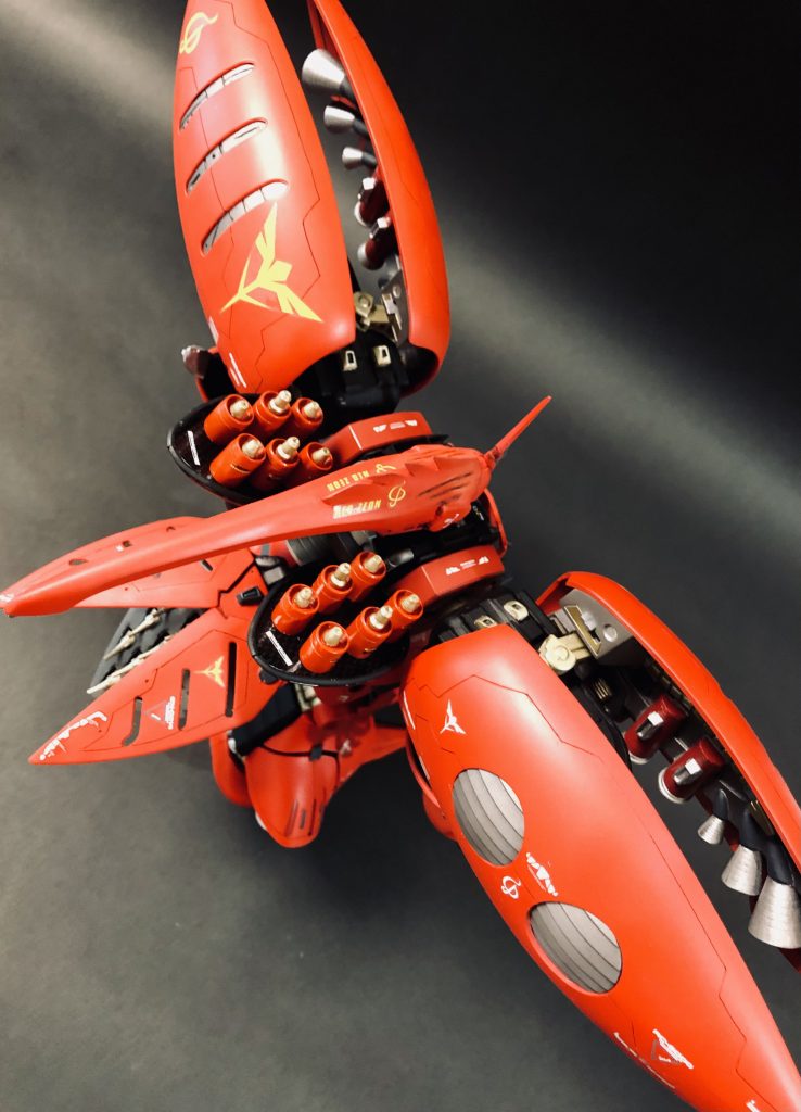 のちのサザビーはじめファンネル戦争の礎となるファンネルシステム。