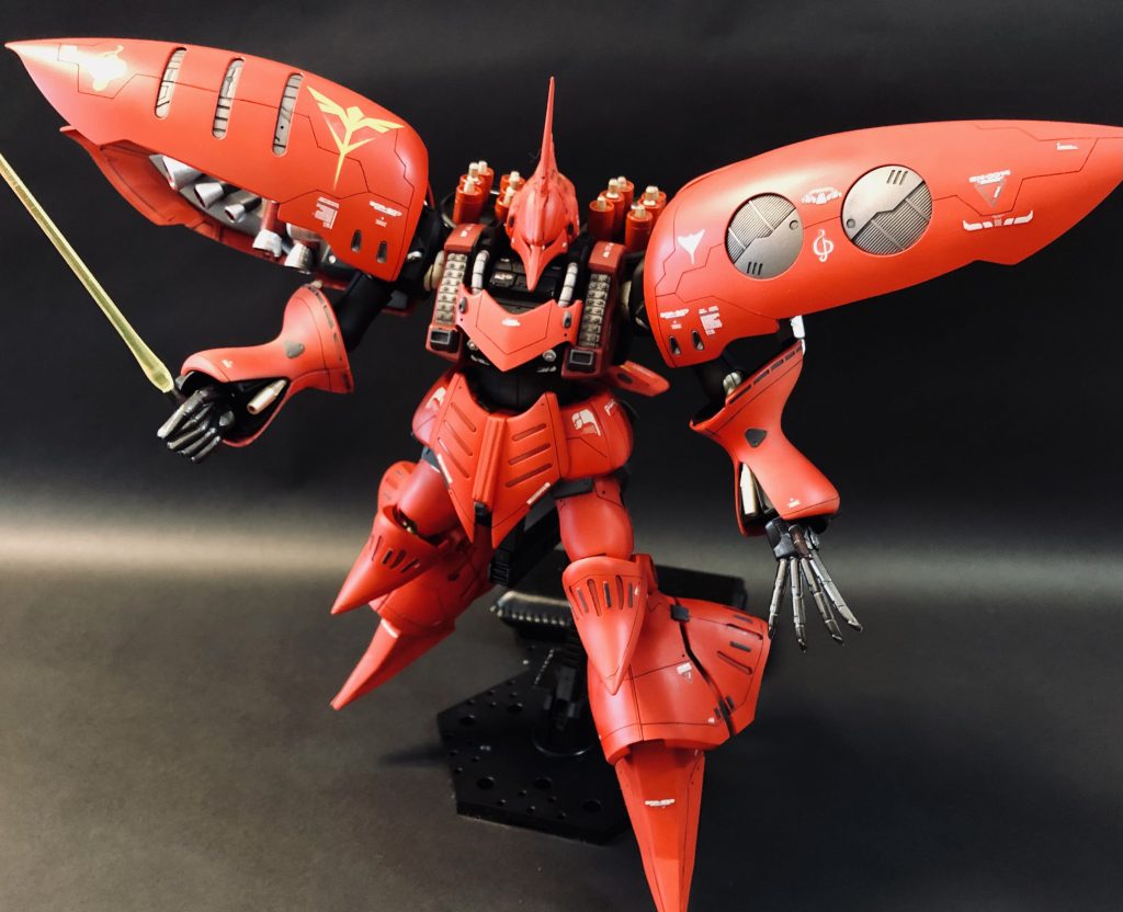 もちろんサーベルも使います。最初はシャア専用機といえばのバズーカを用意しましたが似合わずやめました。