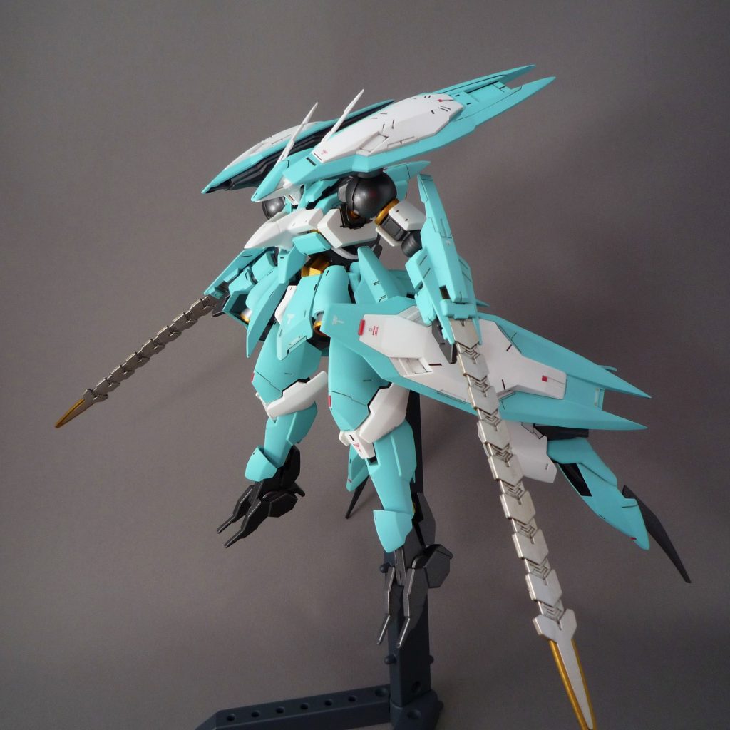 組み換えで設置状態へ。足先のパーツが外れて後方に向きます。