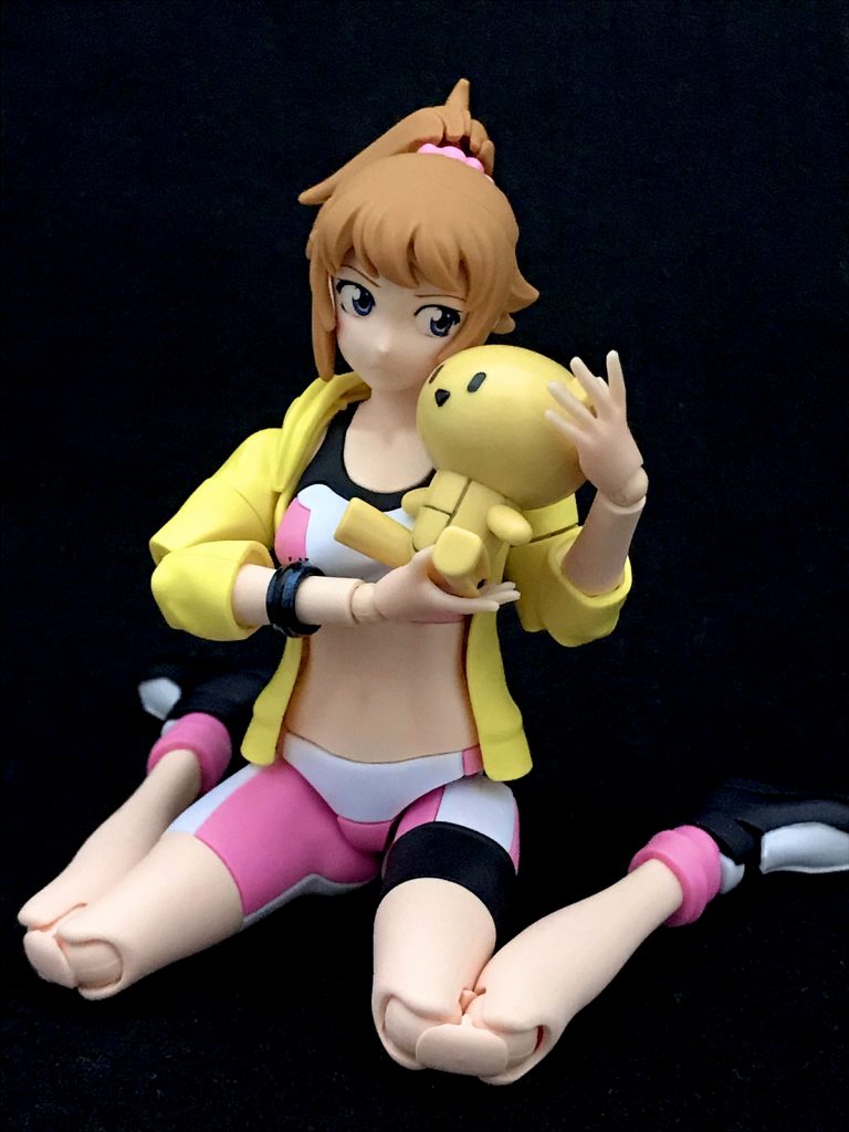 キットの開き手は指を大きく開いていましたが、こちらは柔らかく開いた形です。