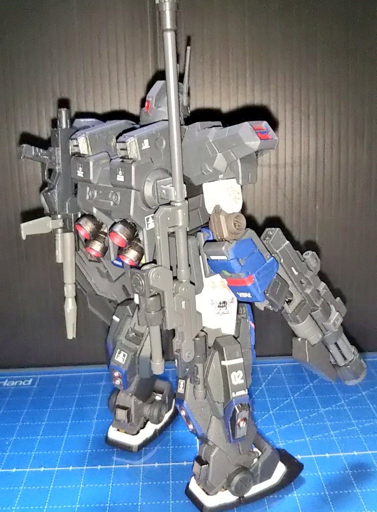 武装は、ショートバレルのガトリングガン、ツインビームスピア、陸戦型ガンダムのビームライフルを装備しています。