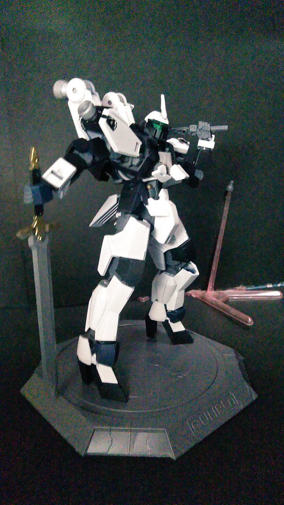 近接武器はバトルアックスとナイトソード。基本、ナイトソードがメインでバトルアックスがサブになります