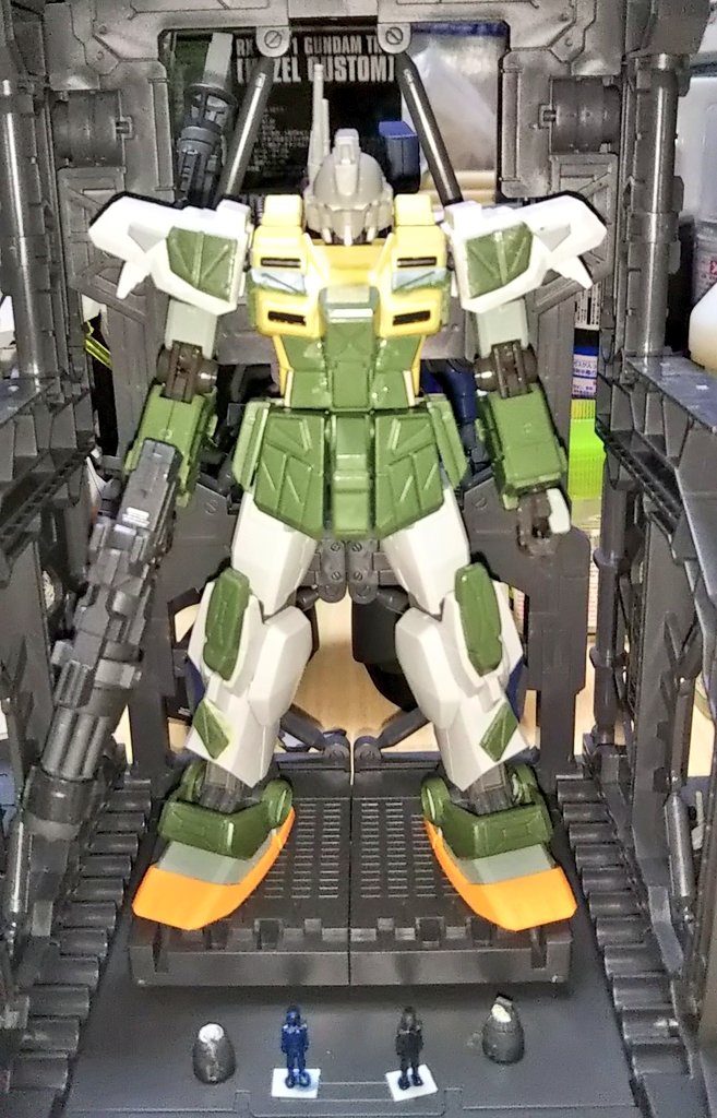 切った貼ったをしている様子です。塗装前なので、何処がどのキットか良くわかると思います。オマケでパイロットも・・・