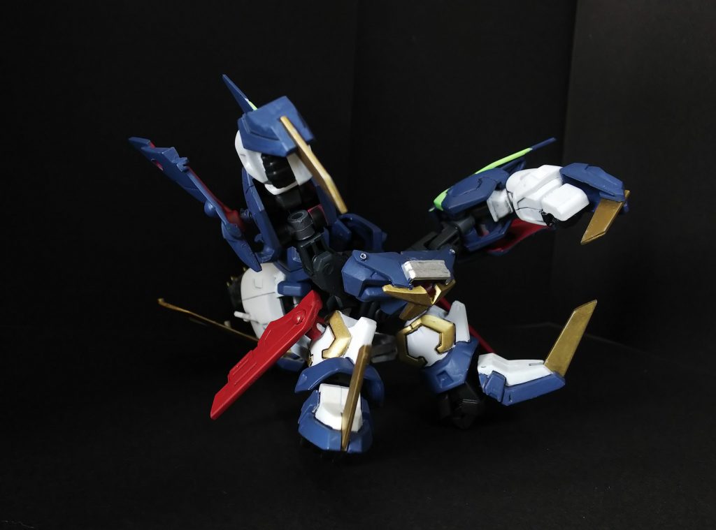 俺自身がファンネルになるしかない形態変形機構のおかげで頭を隠せます。