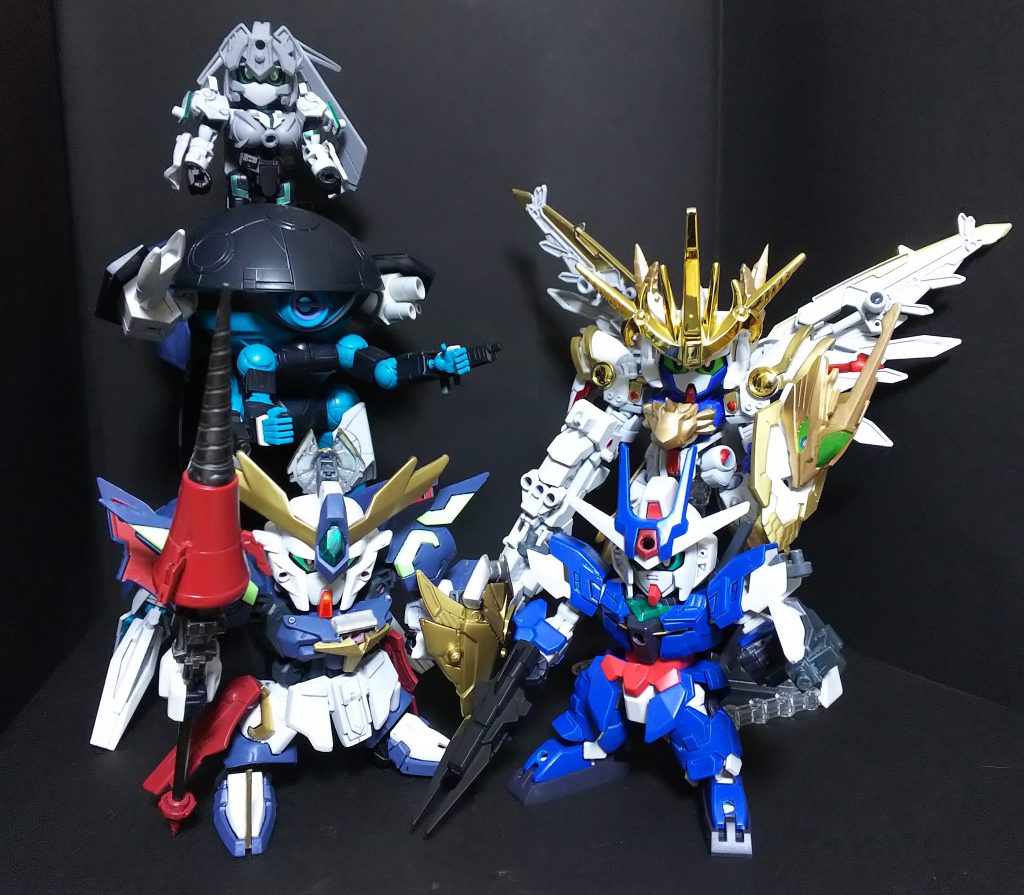 ビルドダイバーズ集結!ヴァルキランダーを縮めたのは並んだ時に一回り小さくするためです。(強化形態だとほぼ同じ高さ)イージスがちょっとゴツめだったり、ビルドダイバーズメンバーのキャラクター性を反映させてます。