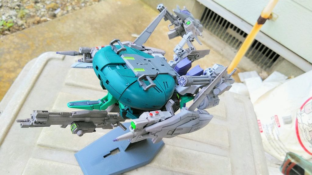 サブフライトモード。モビルスーツなどの輸送や、高速飛行するモードです。ガトリングや低反動速射砲「ソリッドシューター」、マイクロミサイルランチャー、小型支援機「ソードフィッシュ」。マク○スVF-Xシリーズや、シルフィードなどの、シューティングゲームも参考にしています。