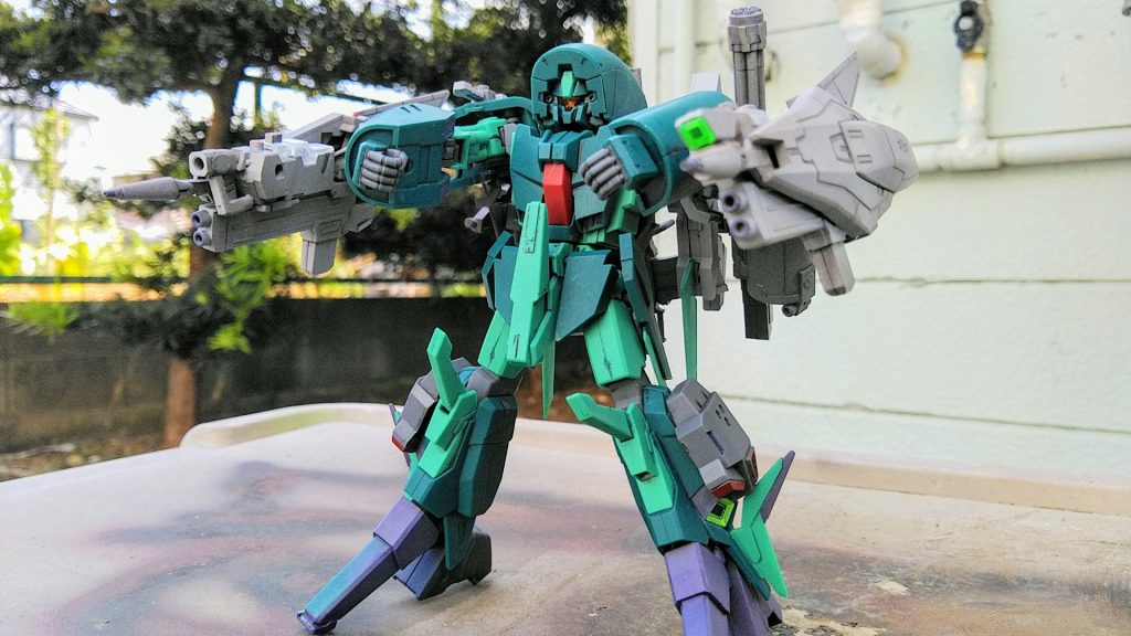 改良型ムーバルシールドバインダー。グレネードランチャー、大型ビームソード、推進エンジン、Iフィールド発生機、高連射ビームマシンガン、スタビライザーシールドを合わせた複合装備です。