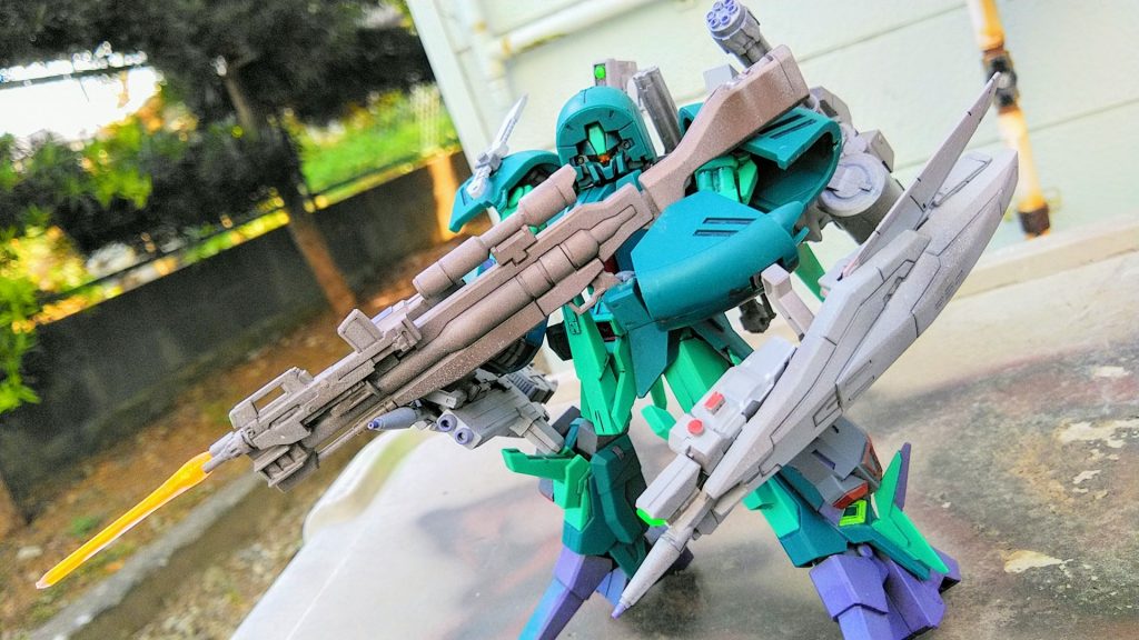 可変型大型ビームスナイパーライフル「パニッシャー」。マシンガンやビームサーベル、高初速ビームライフルが使用可能です。かつてのアッシマーを彷彿させるオプション兵装です。