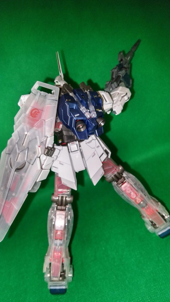 ユニコーンって背面が美しいと思うんだ(゚ー゚*)そしてクリアパーツに墨入れ&デカールは意味あるのか?と疑うほどに判らん(TДT)