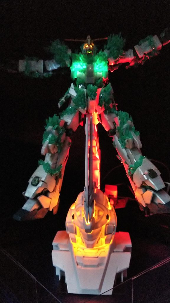 元々４灯用の電源だったので足元のスポットライトLEDを大雑把に入れましたヽ(°ω°)ノ