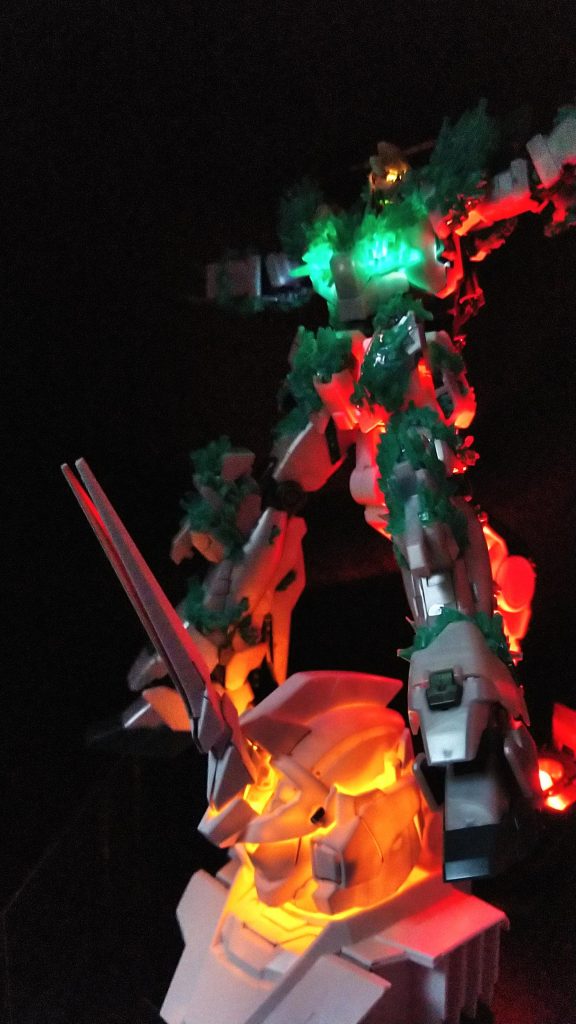 元々は一番くじを飾る為に積みから引きずり出したのだけど1/144用の接続ピンだった為断念。ベース限定電飾加工した過去作を引っ張り出して差し替えました(^_^;)