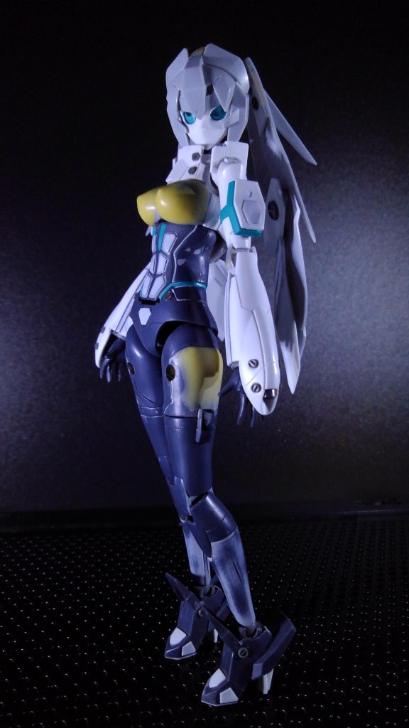 メイさん本体加工後プロポーションは大きな変更はせずに、首と上腕の短縮。ウエストにクビレを追加、太股装甲部分をちょっと盛って、腰から太股にかけてを女性らしいラインにしてみました。やってみたかった工作が全部出来たので満足です。