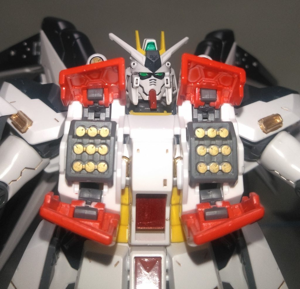 眼の周りの黒色は油性ペンの極細、ツインアイはガンマカの新色を使ったら目立たなかったのでガンダムアイグリーンで塗り直し