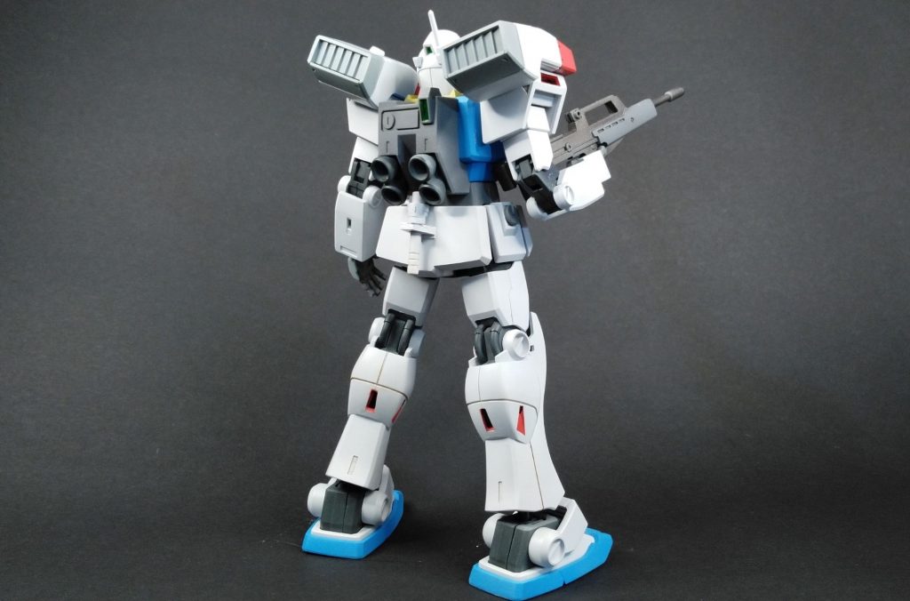 肩にジムIIIのミサイルポッドを載せたらビームサーベルに干渉してしまいました…。仕方ないので腰の後ろにラックを設置。