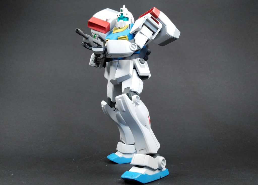 一発が強力なビーム兵器ではなく、連射性能に優れたジムライフルで敵機を牽制します。