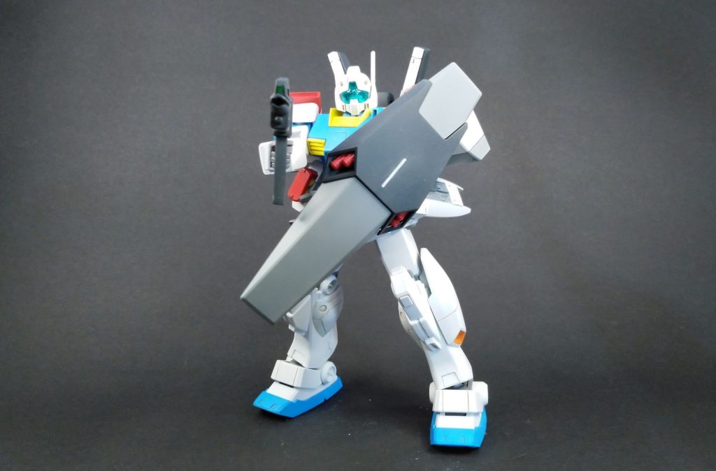 防御しつつ射撃。突撃する味方機を支援します。