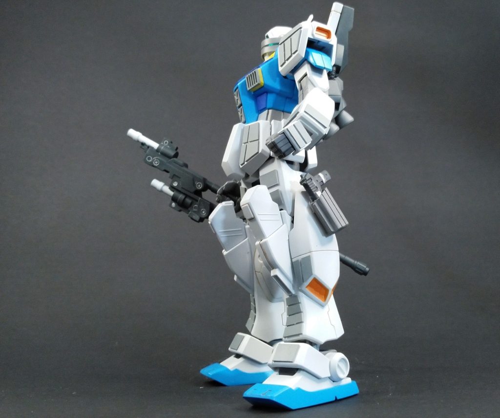 メインアームは右手のツインビームスピアですが、サイドアームとして左ひざにビームハンドガンを装備しています。ハンドガンは流用パーツ。ホルスターはプラ板です。