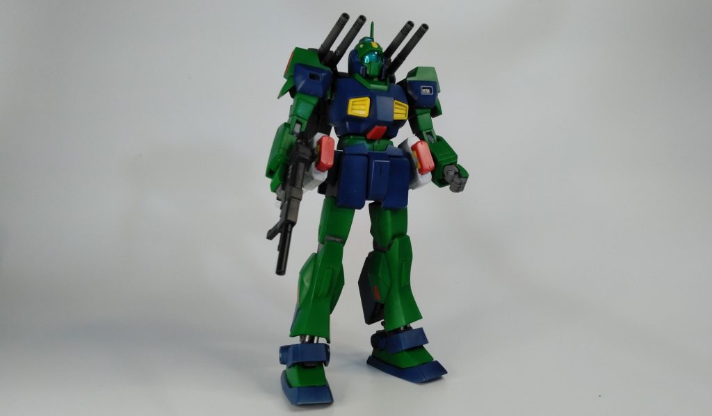 ビームライフルはセンサー部を切り取り、マズルをプラパイプにしてスタイリッシュに。