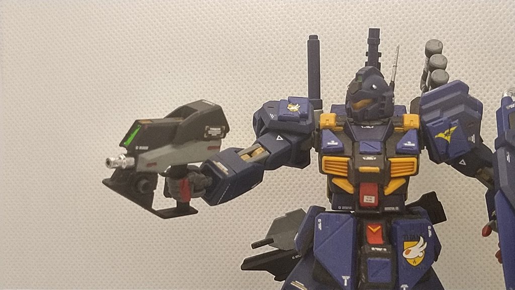 ビームガン　TR-5フライルーが装備していた物と同型で、小型な為近距離での取り回しが良い。普段は右脚部に装備されている。