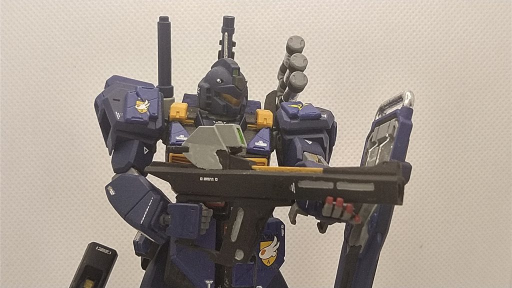 ハンドバズーカ　　ハイパーバズーカを近距離での使い回しを考えて小型化した物。射程は落ちているがライフル並みに小さいので取り回しは良くなっている。ハイパーバズーカと同じ弾を使う為、散弾を詰めることが可能