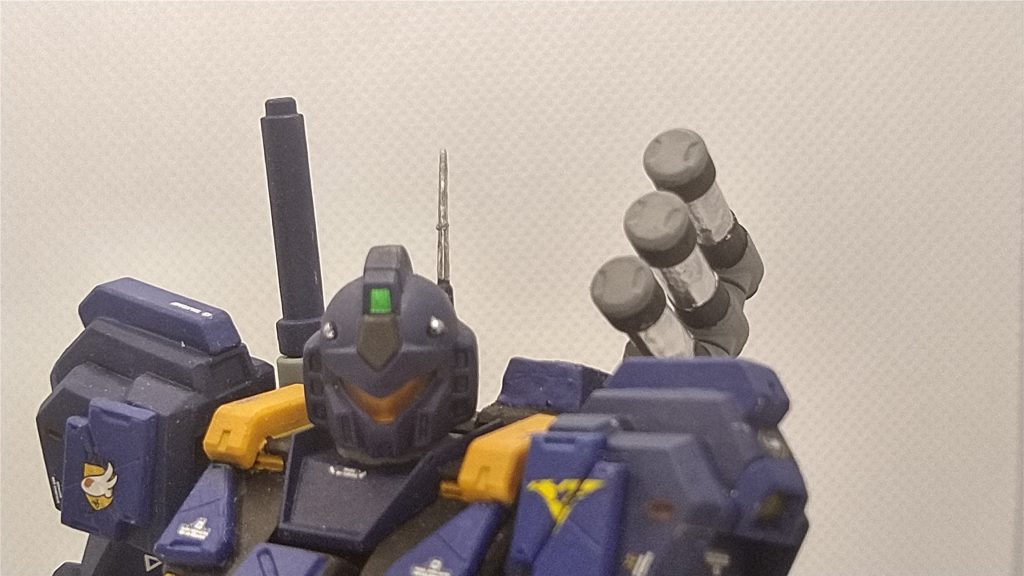 三連マルチランチャー　　ヘイズル系に装備されていたマルチランチャーの改良型で口径が大きくなっている。グレネードランチャーの代わりにもなりますが、基本的にはスモークディスチャージャー代わりとなっている。